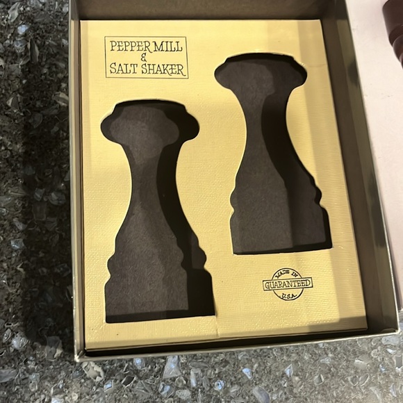 Vintage Wood OLDE THOMPSON Pepper Mill And Salt Shaker Set New Condition - Picture 9 of 10